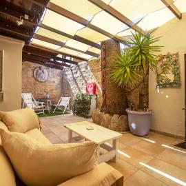 Old Town Corner Luxury Studios, hotel di Bandar Rhodes