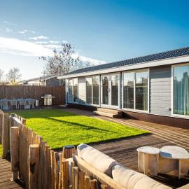 Waterfront tiny home with spacious garden, hotel di Vinkeveen