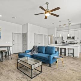 LUX 2B2B with Pool & Parking near the Heart of Austin