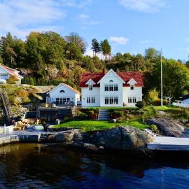 Leilighet ved sjøen i idylliske Risør, khách sạn ở Risør