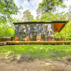 Modern Hersey Tiny Home w/ Private Hot Tub!，Evart的飯店