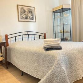 Central cozy apt in quiet area in Engomi, hotel a Nicòsia