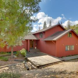 Pet-Friendly Escape w/ Game Room & Fire Pit!, hotel in North Fork