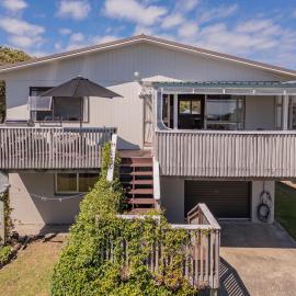 Sunsets and Surf - Whangapoua Holiday Home, hotel u gradu Whangapoua