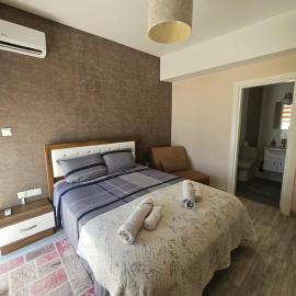 Spacious Beachfront Two-Bedroom Apartment in Caesar Beach, hotel a Boghaz