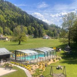 Gite Roche Des Ducs Piscine toute l'année, Spa Sauna Hammam Accès Illimité: Rochesson şehrinde bir otel