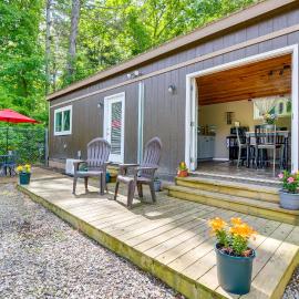 Cozy + Convenient Blairsville Cabin w/ Deck!, Hotel in Blairsville