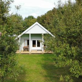 Chalet aan het water - vakantiepark de Schreiershoek: Dokkum şehrinde bir otel