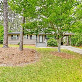 < 2 Mi to Golf Course: Pinehurst Home w/ Deck!, hotel Pinehurstben