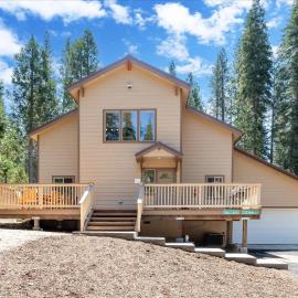 Base Camp- Inside Yose w pool table/grill, hotel in North Wawona