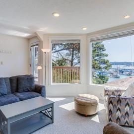 Yaquina Bay Views! Restaurants, Shops, Walk to Everything!