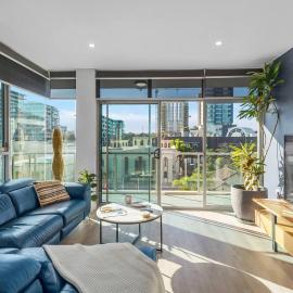 Stadium Escape - A Contemporary Beachside Retreat