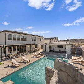 Pecan Valley Oasis - Lux Pool, Sauna and Theater, hotel em Hurricane