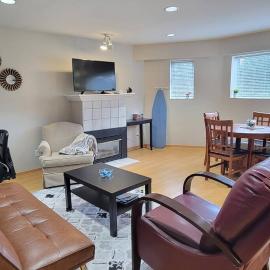 Cheerful 2BR suite, onsite free parking for your CAR, hotel i North Vancouver