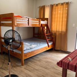Riz Place Homestay - Queen Sized Bunk x Air-conditioned, hotell sihtkohas Bacnotan