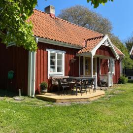 Bo i egen stuga på härlig ölandsgård, hotel a Köpingsvik