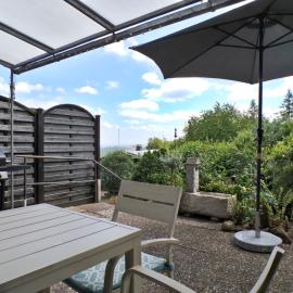Ferienhaus am Knoten T12 - Terrasse mit Grill und Talblick, Haustier Willkommen Reihenhaus، فندق في Greifenstein
