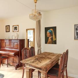 Classic groundfloor apartment with patio close to metro