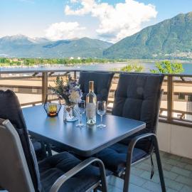 Apt Marlis 180 lake view Swimming Pool and Parking, hotel i Minusio