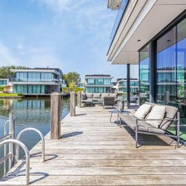 Lake House with dock at Lake Veere, Zeeland, מלון בארנמאודן