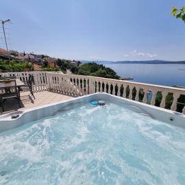 NIKO LUX Apartment with Jacuzzi only 70m from the beach، فندق في دْرامالج