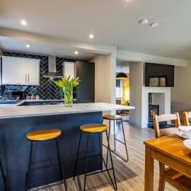 Modern home - great facilities-J26 M1 near IKEA