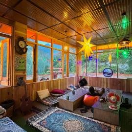 Pahadirovers Homestay & Cafe، فندق في كاسول