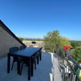 Petite maison avec terrasse, hotel in Sainte-Colombe-de-Peyre