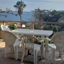 F3 RDC villa vue mer 180 face à la pointe de Giens, hotel en Carqueiranne