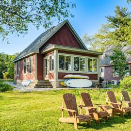 Waterfront Cottage in Summer Village w/ Grill, hotel u gradu Westford