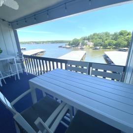 B Lakefront! Remodeled, Boat Slip, Patio Views, Pool, Boat Ramp, WIFI, hotel a Osage Beach