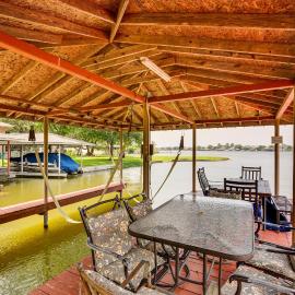 Spacious Lake Granbury Home w/ Deck & Boat Dock!, hotel a Granbury