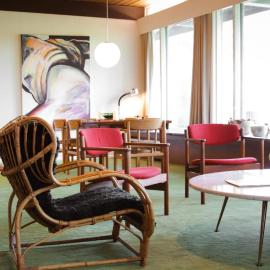 Mid-Century Lakefront Haven Near Wayzata, hotel i Minneapolis
