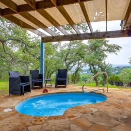 Modern Fischer House w/ Deck, Fire Pit & Hot Tub!, khách sạn ở Fischer