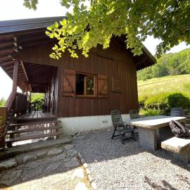 Chalet entier, vue panoramique, ruisseau et sauna., viešbutis mieste Biusanas