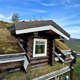 Unique Arctic Timber Cabin، فندق في Skaidi