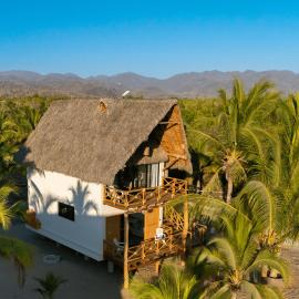 Casa Vela Palafito en playa con alberca, хотел в Ла Манцанила