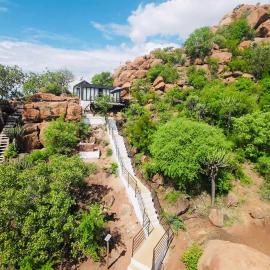 Makgobelo Lodge-The Glass House- Solar powered, hotel v destinaci Ga-Mokalapa