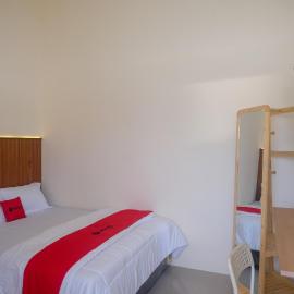 RedDoorz near Laweyan Gentan, hotel v destinácii Lawean