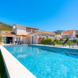 Villa Mirage with Private Heated Pool – hotel w Orebiciu