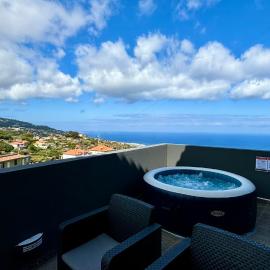 Ocean Hill House by Rentery Madeira, hotel in Santa Cruz