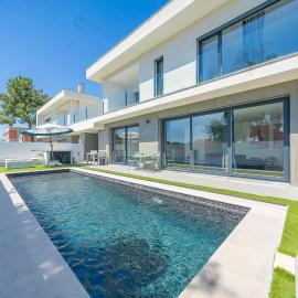Black Pool House just 10 minutes away from the beach, hotel v destinaci Amora