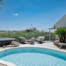 La Perle Rose Villa Standing 5 étoiles avec piscine jacuzzi et superbe vue, hotel in Aigues-Mortes