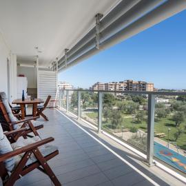 GuestHost - Kind Park - Sleek Apartment with Terrace & Parking
