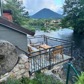 Hotri House On The River Island