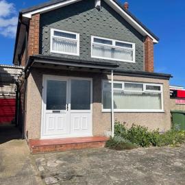 LeeVal Detached House parking