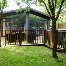 Spacious Oak Cabin with Hot Tub - Devon, hotel a Chudleigh