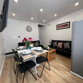 Florence House - 3 Twin Bedroom House 3 Showers 2 Ensuites Plus Walk-in Wetroom Garden Fast Wi-Fi J1-M5 on Doorstep Weekly Stays ok Contractor Accommodation Another Best-in-Class