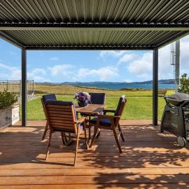 The Leading Light - One Tree Point Holiday Home, hotel in One Tree Point