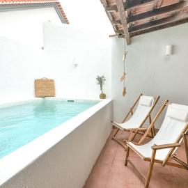 Costa Inn Beach House with Pool by Homeful Homes, hotel in Costa da Caparica